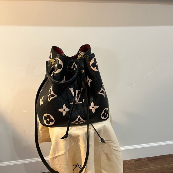 Louis Vuitton Handbags - Gorgeous Louis Vuitton NeoNoe MM. Purchased at the original LV store in Paris